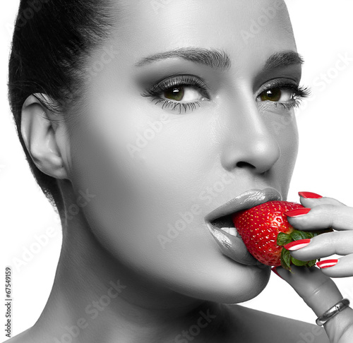 Nowoczesny obraz na płótnie Beautiful Young Woman Eating Strawberry