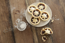 Decorative Freshly Baked Christmas Mince Pies