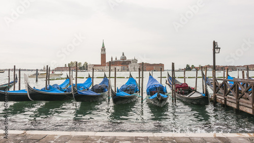 Fototapeta na wymiar Venedig, Altstadt, historische Gondeln, Insel, Frühling, Italien