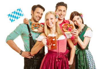 Wall Mural - Gruppe von Freunden beim Oktoberfest