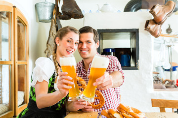 Wall Mural - Paar trinkt Weizenbier im bayrischen Restaurant