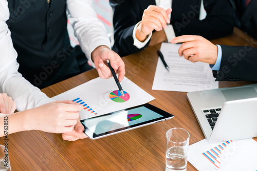 Fotografía Business - Geschäftsleute arbeitet mit Tablet Computer