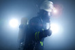 Feuerwehr Frau mit Atemschutz Maske und Sauerstoffflasche
