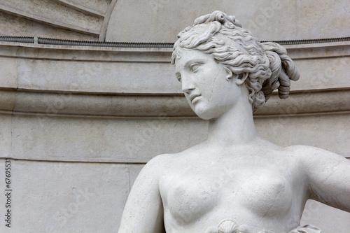 Fotografia Close-up of the Statue of Venus on the Lloyd Palace in Trieste