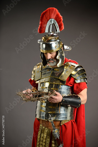 Cuadros en Lienzo Roman Soldier Honding Crown of Thorns