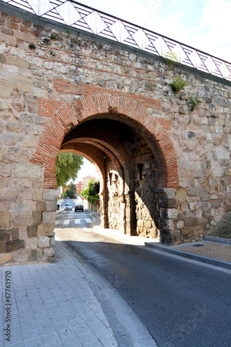 Foto puerta de juderia en la muralla de burgos