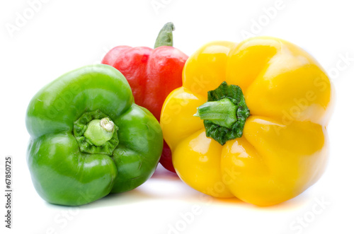 Fotomural bell pepper or capsicum isolated on white