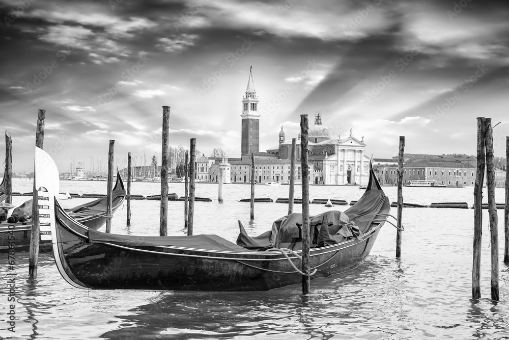 gondola-na-tle-kosciola-sw-jerzego-w-wenecji