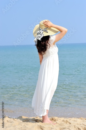 白いワンピースと麦わら帽子を着て海を眺める女性 Comprar Esta Foto De Stock Y Explorar Imagenes Similares En Adobe Stock Adobe Stock
