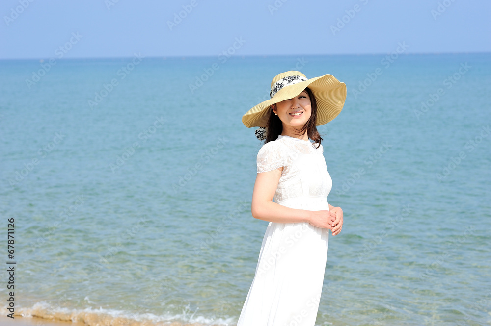 麦わら帽子と白いワンピースを着た女性と夏の海 Stock Photo | Adobe Stock