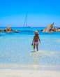 © Uncleraf - Bambina che gioca al mare