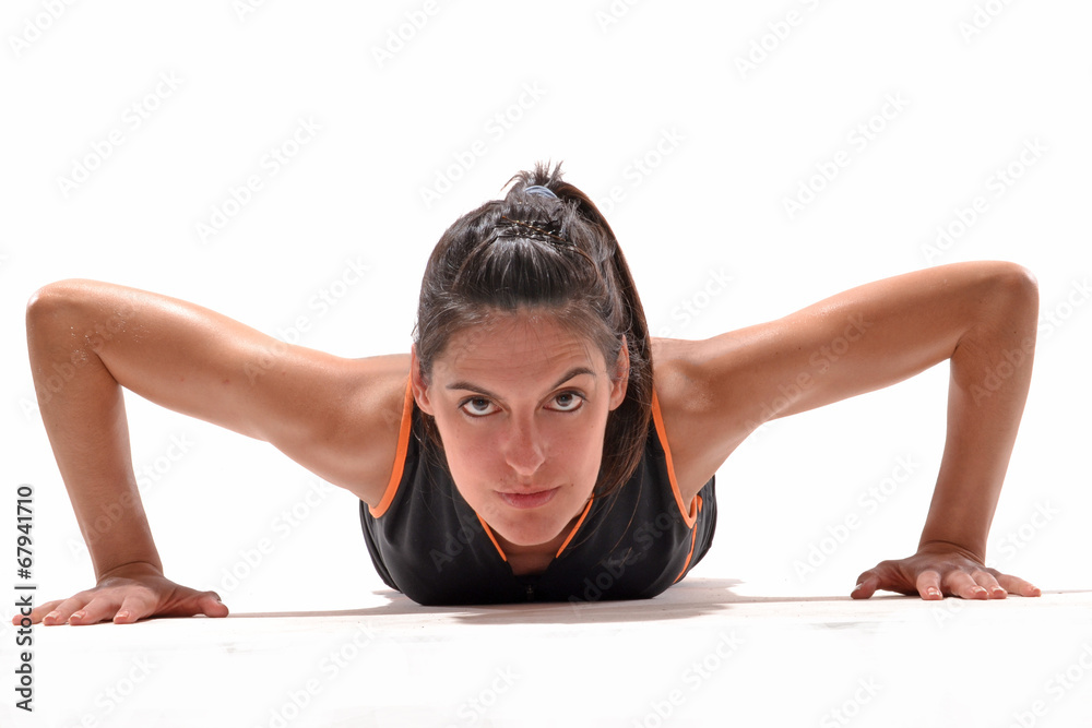Mujer deportista haciendo flexiones,ejercitando. - obrazy, fototapety, plakaty 