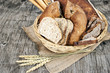 Cesto di pane su legno vintage