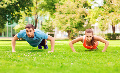 Canvas Print - couple doing push-ups outdoors