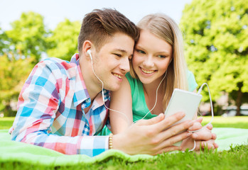 Wall Mural - smiling couple in park