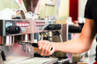 Barista macht Espresso an Kaffeemaschine 