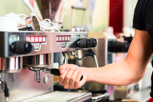 Fotografie, Obraz Barista macht Espresso an Kaffeemaschine