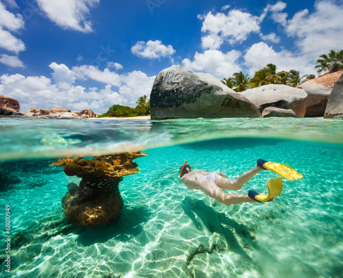 Fotomural Woman snorkeling in tropical water