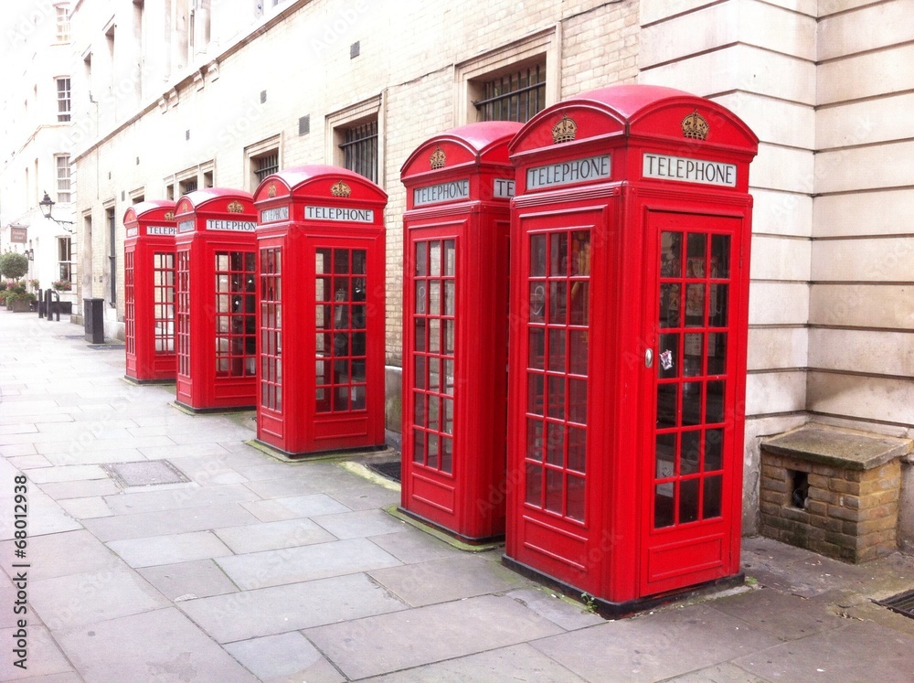 5 red phone boxes in London UK - obrazy, fototapety, plakaty 