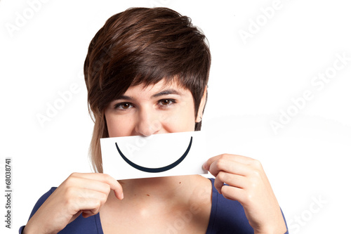 Fotografia adolescente con sorriso finto