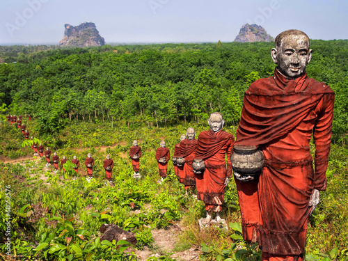 Fotografie, Obraz Sochy buddhistických mnichů v lese, Mawlamyine, Myanmar
