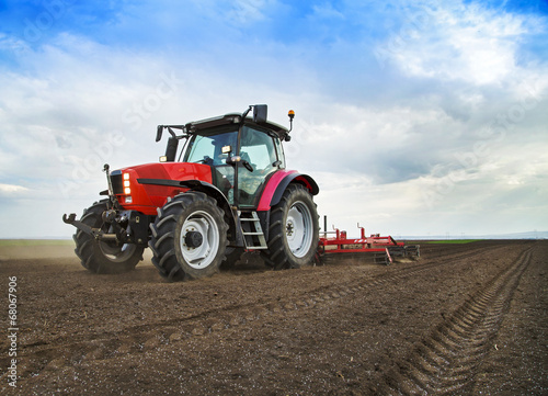 Fotomural Farmer en tractor de preparación de la tierra para la siembra