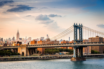 Fototapete - Manhattan Bridge and the New York skyline before sunset