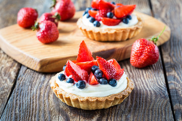 Fruit dessert tarts