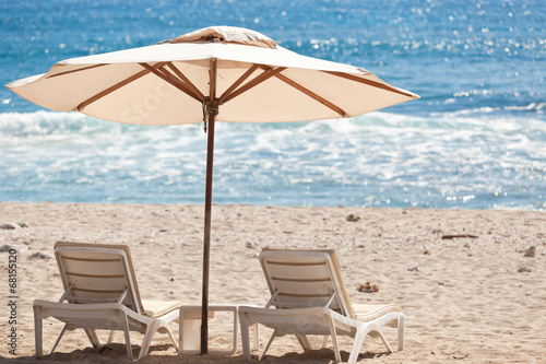 Parasol Et Lits De Soleil Sur Plage De Sable Blanc Buy