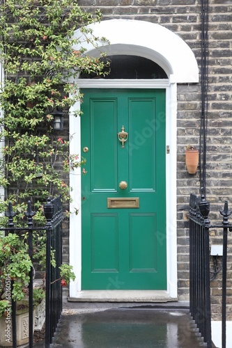 zielone-drzwi-wejsciowe-do-domu-w-londynie