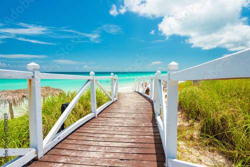 Naklejka - mata magnetyczna na lodówkę Walkway leading to a tropical beach in Cuba