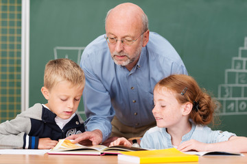 Wall Mural - älterer lehrer unterrichtet in der grundschule