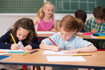 Poster - grundschulkinder malen im unterricht