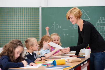 Poster - junge motivierte lehrerin vor der klasse