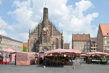 Canvas Print - Markt und Frauenkirche in Nürnberg