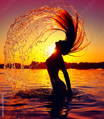 Naklejka - mata magnetyczna na lodówkę Beauty model girl splashing water with her hair