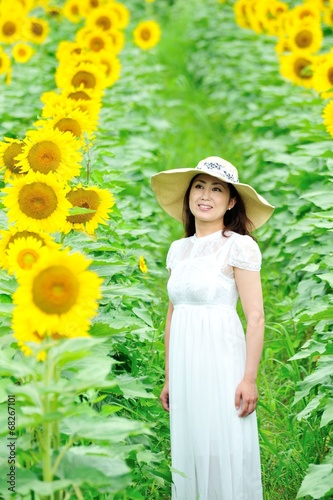 ひまわり畑に立っている白いワンピースと麦わら帽子を着ているアジア人の美しい女性 Buy This Stock Photo And Explore Similar Images At Adobe Stock Adobe Stock