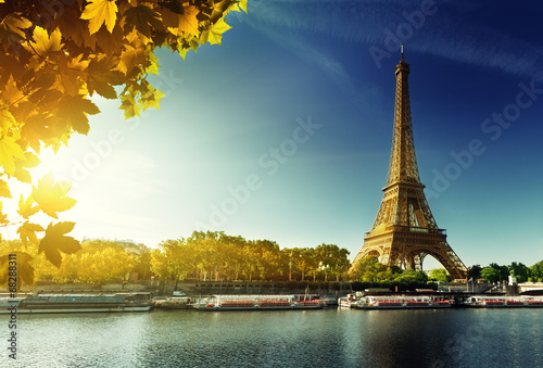 Fotografía Sena en París con la torre Eiffel en la estación del otoño