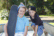 Zwei Kinder mit Skateboard