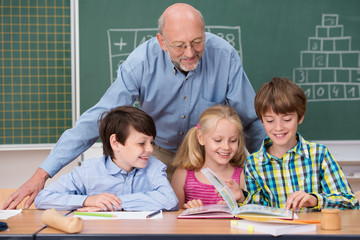 Canvas Print - kinder in der schule blättern zusammen in einem buch