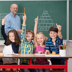 Poster - motivierte grundschüler zeigen auf