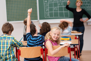 Poster - glückliche kinder im unterricht