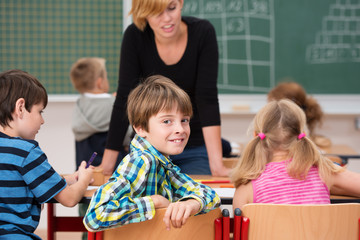 Wall Mural - lächelndes schulkind in der klasse