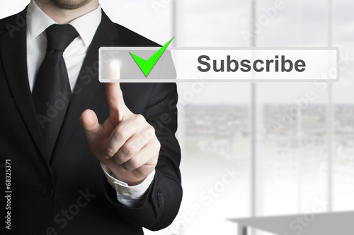 Fotografia, Obraz businessman pushing touchscreen button subscribe