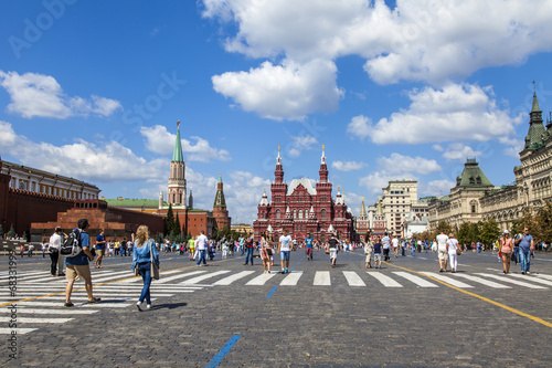 Платно Moscow, Russia. Tourists and citizens walk on Red Square