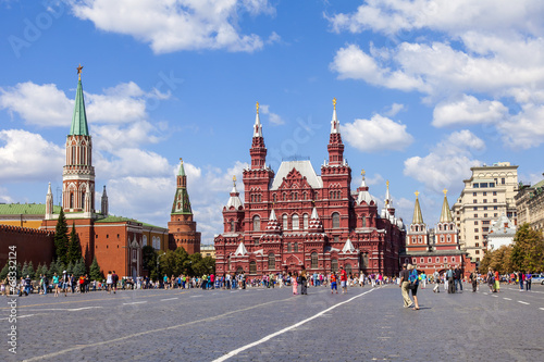Платно Moscow, Russia. Tourists and citizens walk on Red Square