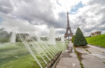 Wall Mural - Eiffel Tower view from Trocadero gardens with fountains