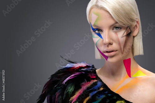 Obraz w ramie Fashion woman with colorful feathers