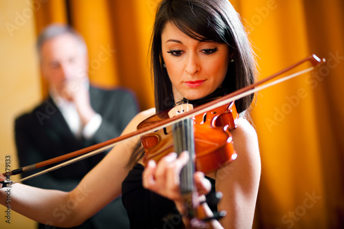 Fotografía Woman playing her violin