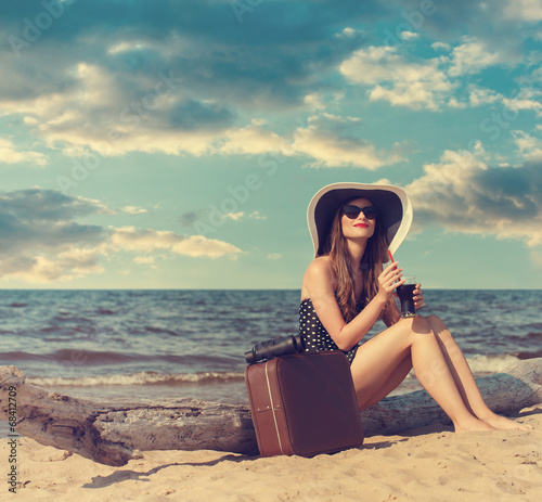 Naklejka dekoracyjna Beautiful girl on the beach